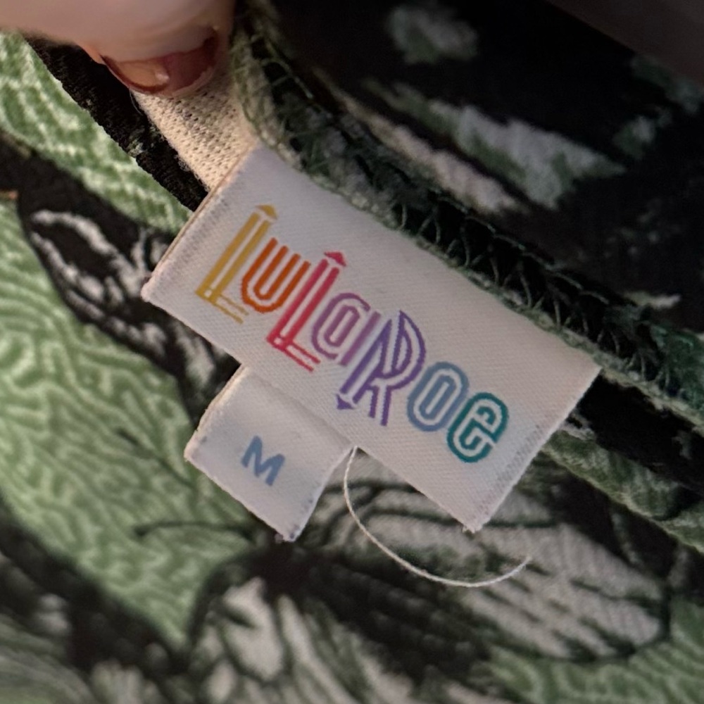 “LuLaRoe Cassie” Medium Green Beautiful Butterfly Patterned Pencil Skirt - Picture 2 of 5